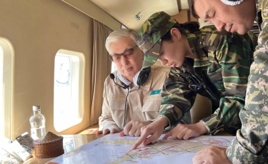 Президент Абай облысындағы өрт аумағын тікұшақпен аралап шықты