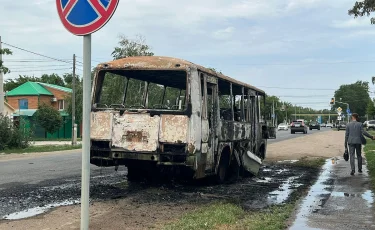 Оралда балалар отырған автобус өртенді