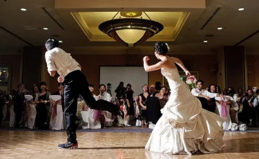 Бачата вместо вальса: видео танца жениха и невесты набирает популярность в сети