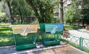 Сетчатые контейнеры для сбора пластиковых бутылок и алюминиевых банок появились в алматинских дворах
