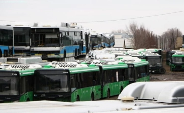 В акимате Алматы прокомментировали ситуацию с нерабочими автобусами, находящимися на стоянке 