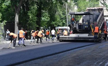 Шаляпин көшесінің бойында орташа жөндеу жұмысы жүріп жатыр