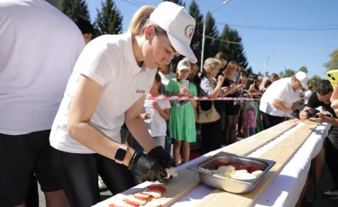 Казахстанские повара установили мировой рекорд по приготовлению салата