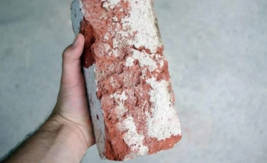 Ақтөбелік жігіт әйелге кірпіш ала жүгірді 