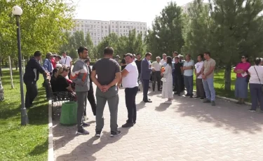 Жалақы төмен: Шымкенттің мал дәрігерлері әкімдік алдына жиналды