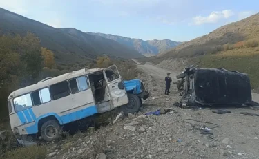 Алматы облысында автобус пен УАЗ көлігі соқтығысып, бір адам қаза тапты