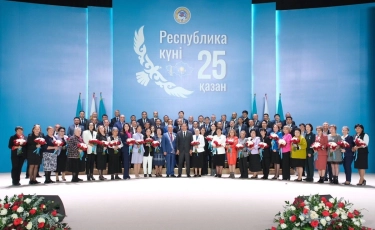 Республика күні: Досаев алматылықтарға ҚР Президентінің атынан мемлекеттік наградаларды тапсырды