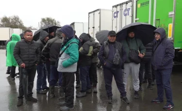 Вымогали деньги и избивали: торговцы рынка "Алтын Орда" жалуются на администрацию