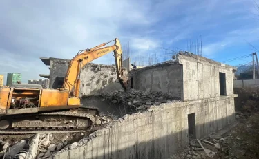 В Алматы сносят жилой комплекс по решению суда