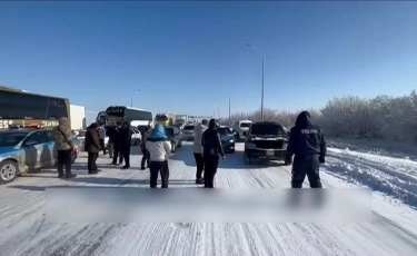 Еда, вода и топливо на исходе: сотни дальнобойщиков застряли на трассах страны