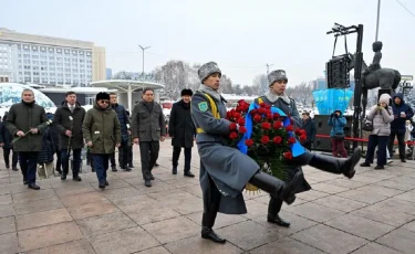 Алматыда ҚР Тәуелсіздік күніне орай гүл шоқтарын қою рәсімі өтті