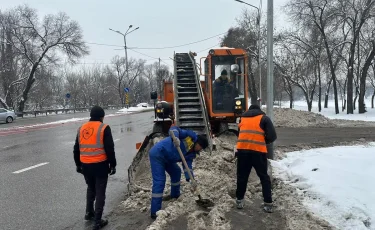 В Алматы продолжается уборка снега 