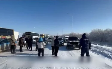 Атырауда полицейлер жол бойында қалған көліктерге көмектесті