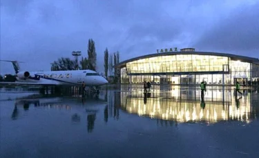 Ұшақта электронды темекі шеккен жасөспірімнің ата-анасына айыппұл салынды