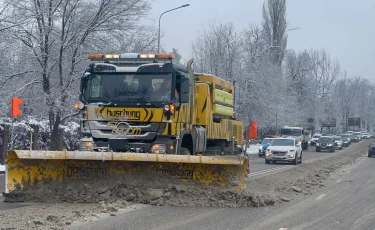 В Алматы вывезено 3750 рейсов самосвалов снега