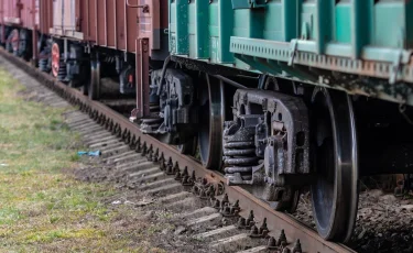 Легковушка попала под поезд в Караганде, погибли два человека