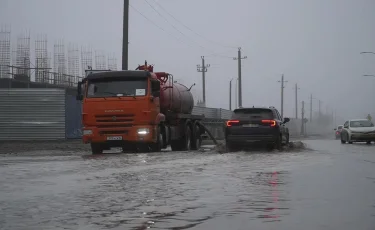 Дождливый февраль: в Атырау из-за осадков подтоплены улицы, дворы и соцобъекты