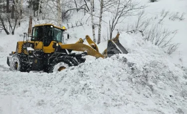 В ВКО лавина полностью перекрыла дорогу