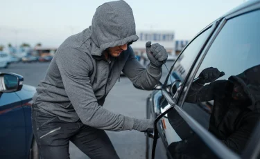 Перчатки не помогли: автовора вычислили полицейские Караганды