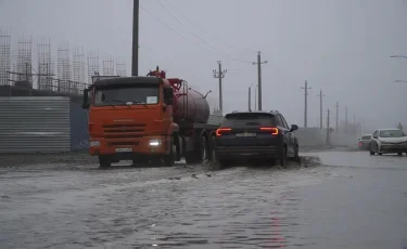 Атырауда неге арық жоқ: екі аптадан бері қаланы су басып қалды