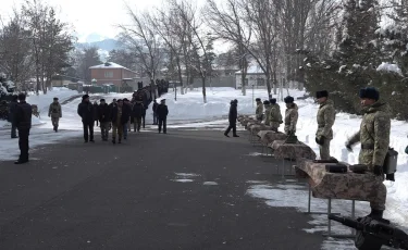 Военнослужащие погранслужбы КНБ провели для школьников своеобразный мастер-класс