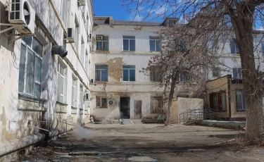 Атыраулықтар апатты жағдайда тұрған ауруханада емделуге мәжбүр