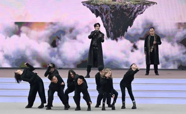 Димаш Кудайберген выступил на площади в Алматы 