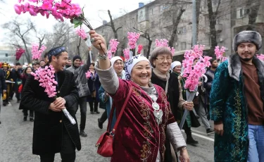  Көш. Наурыз – думан: по улицам Алматы прошел театрализованный караван 