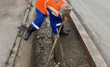 Алматының арық желілерінен 985 тонна қоқыс пен лай шығарылды