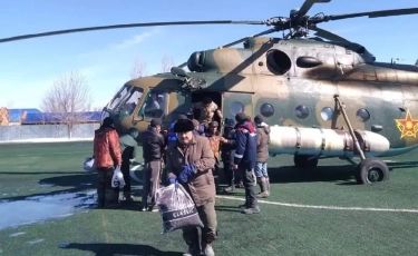 Паводки в Казахстане: военные летчики доставили более 10 тонн гуманитарной помощи