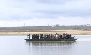 Паводки в Казахстане: в Актюбинской области появилась понтонная переправа