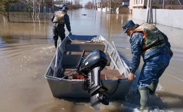 Полиция Петропавловска стала патрулировать улицы на лодках (видео)