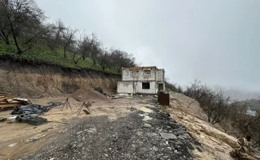 Алматыда сазды лай көшкінінің болуына заңсыз салынған құрылыс себеп болды