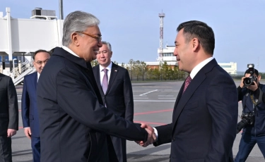 Касым-Жомарт Токаев встретил Садыра Жапарова, прилетевшего в Астану