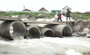 Талай адам суға ағып кетті: ауыл тұрғындары қауіпті көпірмен қатынауға мәжбүр