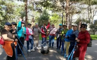 Пенсионеры Центров активного долголетия провели плоггинг в трех парках Алматы