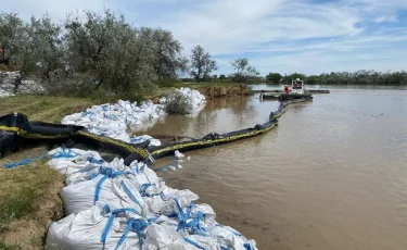 Вода прибывает: в Атырау устанавливаются барьерные боны