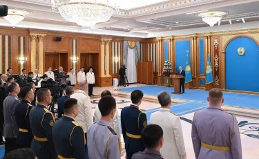 Президент мемлекеттік наградалар, жоғары әскери және арнаулы атақтар, сыныптық шендер тапсыру рәсіміне қатысты