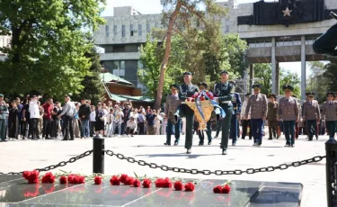 Военнослужащие почтили память первого министра обороны Казахстана