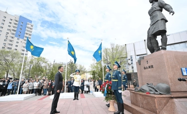 Сенат төрағасы Әлия Молдағұлованың ескерткішіне гүл шоғын қойды