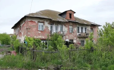 Разваливается на глазах: в Петропавловске десятки семей живут в аварийном доме