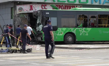 Жантүршігерлік автобус апаты: жолаушы көз жұмды