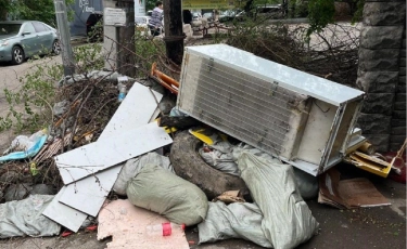 Крупногабаритный мусор во дворах жилых домов: кто его должен вывозить