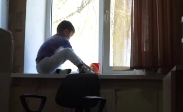 Родительская беспечность: в Караганде двухгодовалый малыш выпал из окна