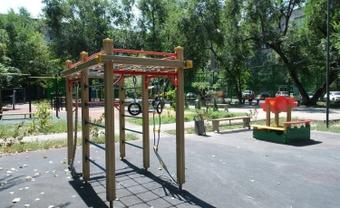 Қауіпсіздік пен жайлылық: Алматының Бәрібаев көшесінде балалар алаңы қалай жаңарды
