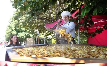  Apple Fest: Алматыда 1700 литр компоты бір мезгілде қайтанып, рекорд жаңартты