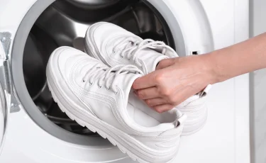 После непогоды: как эффективно почистить белые кроссовки дома