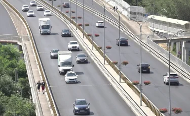 Нұр-Сұлтанда жасөспірім мен әйелдің үстіне баннер құлады