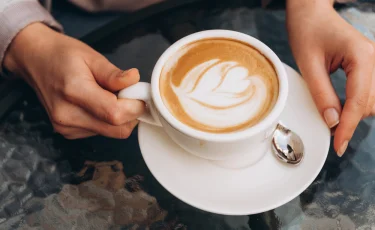 Только не на завтрак: врач назвала лучшее время для кофе