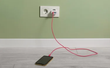 Почему опасно оставлять зарядное устройство в розетке